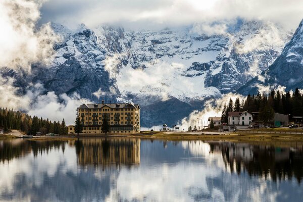 Italia lago mizurina, montañas