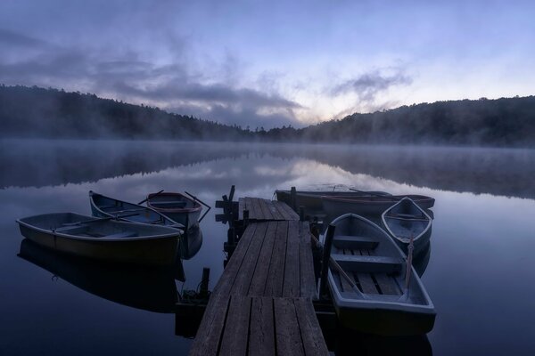 Atraque de barcos por la mañana en el lago