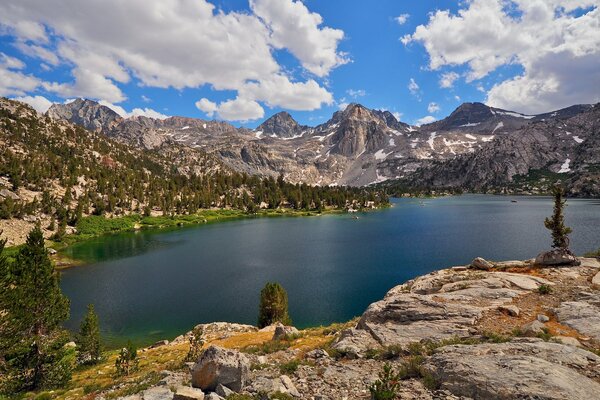 Le montagne della Sierra Nevada circondano un bellissimo lago