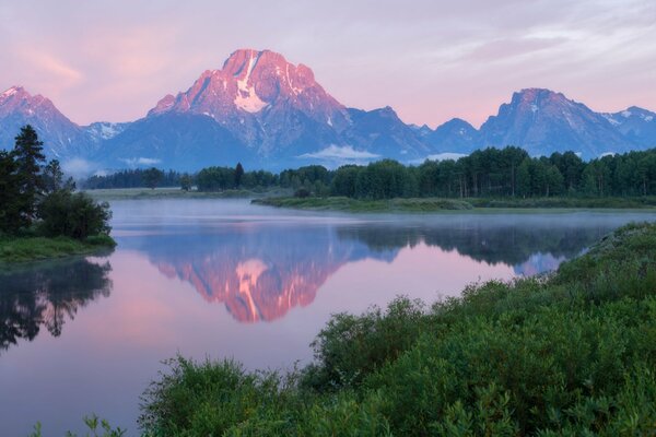 La tranquila superficie del río al amanecer