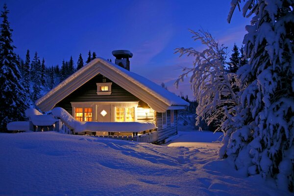 Luce nella casa, paesaggio invernale