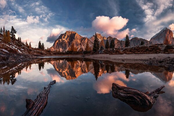 Reflejo de las montañas y el cielo en el río