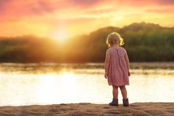 Petite fille en robe rose