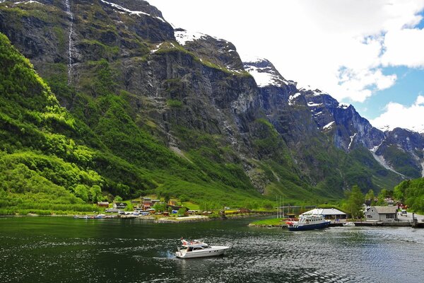 Berge mit Schnee in Norwegen mit Häusern