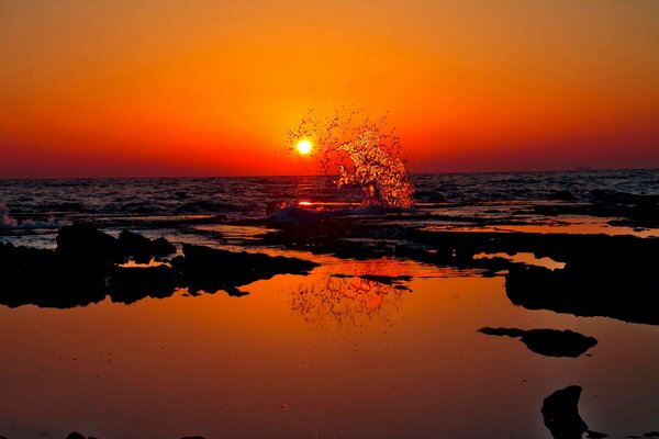 Moment de la vague au coucher du soleil