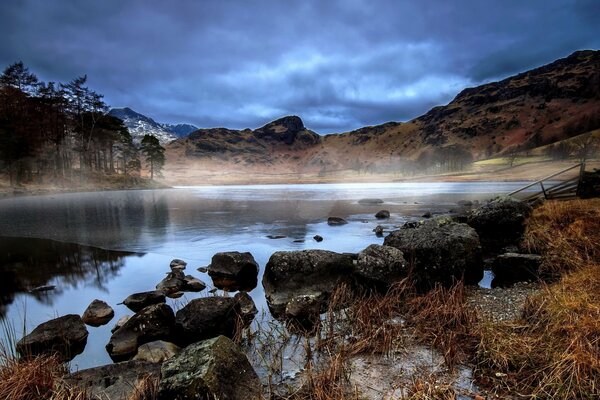 Photo atmosphérique d un lac d automne dans le brouillard