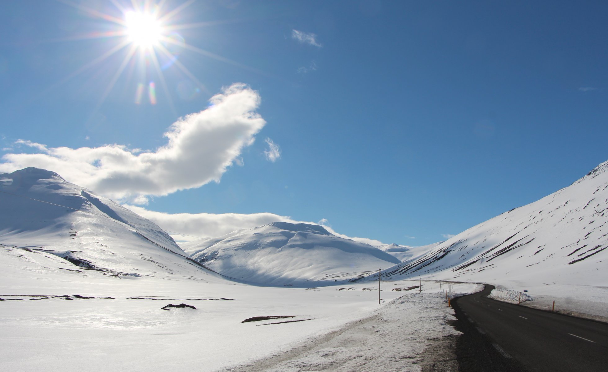 colline neve strada sole