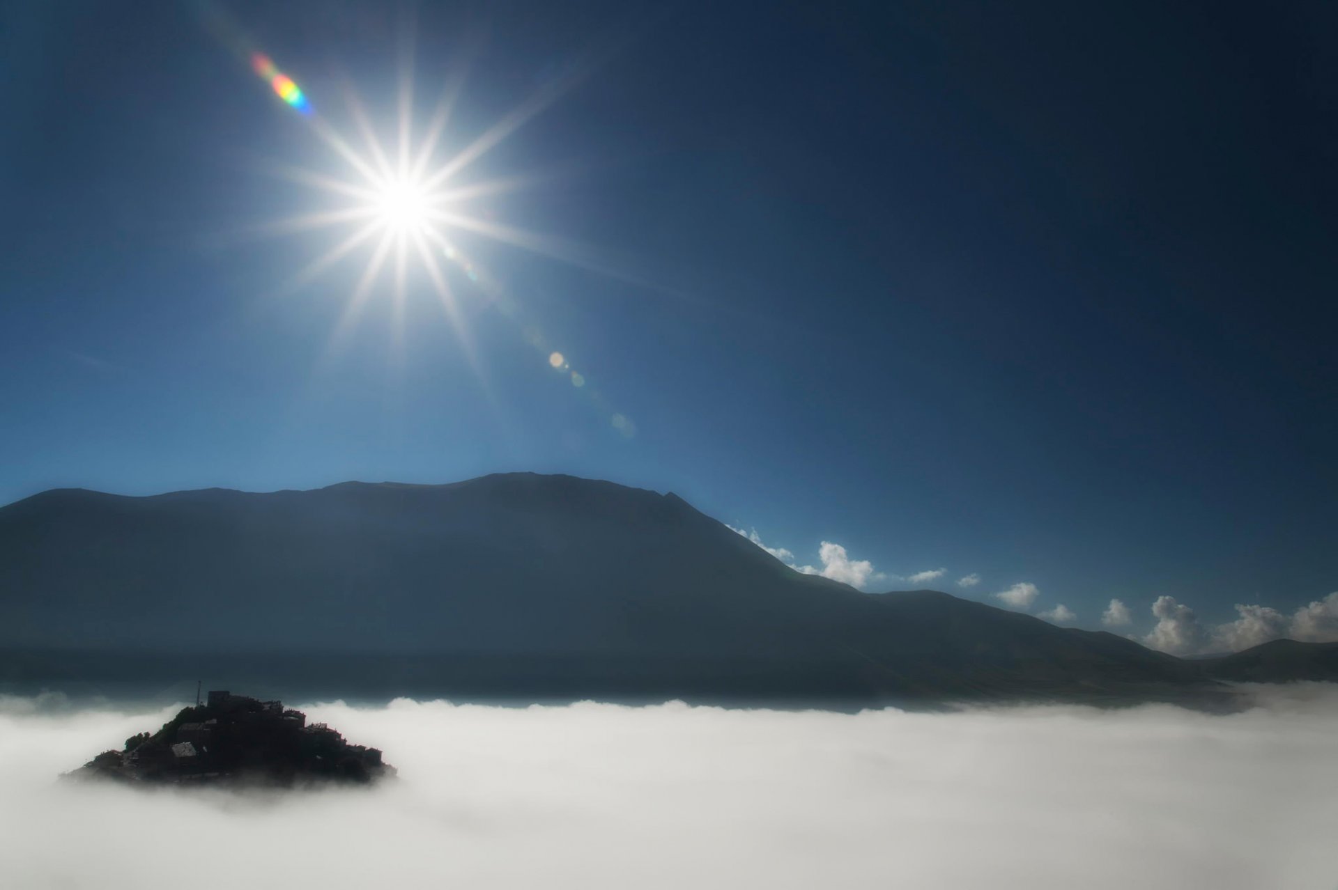 italia sole montagne foschia