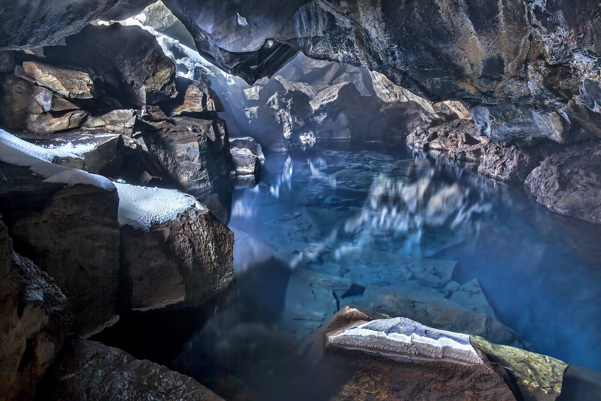 blue water cave cueva islandia