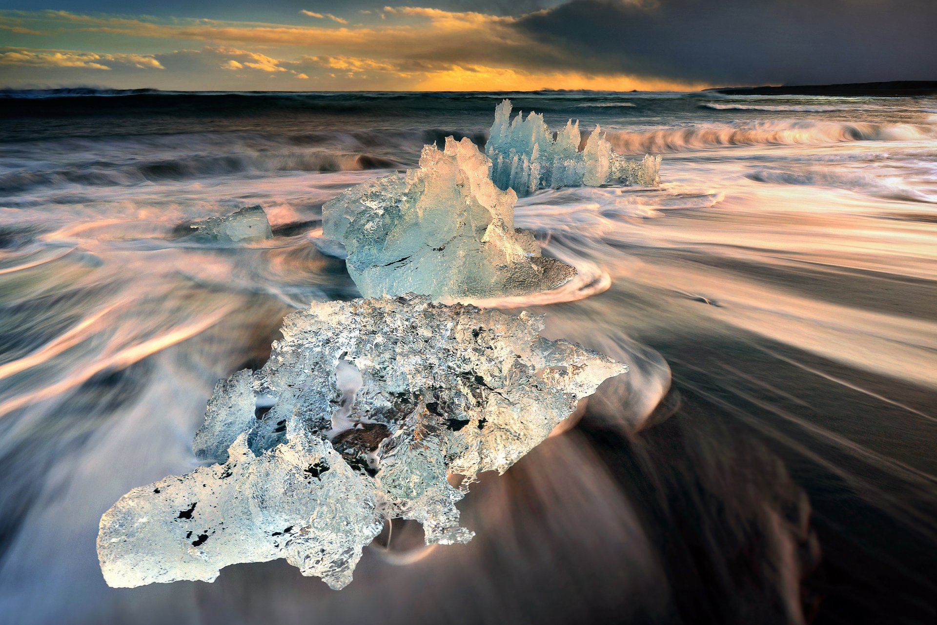 island jökulsárlón meer eisschollen wellen