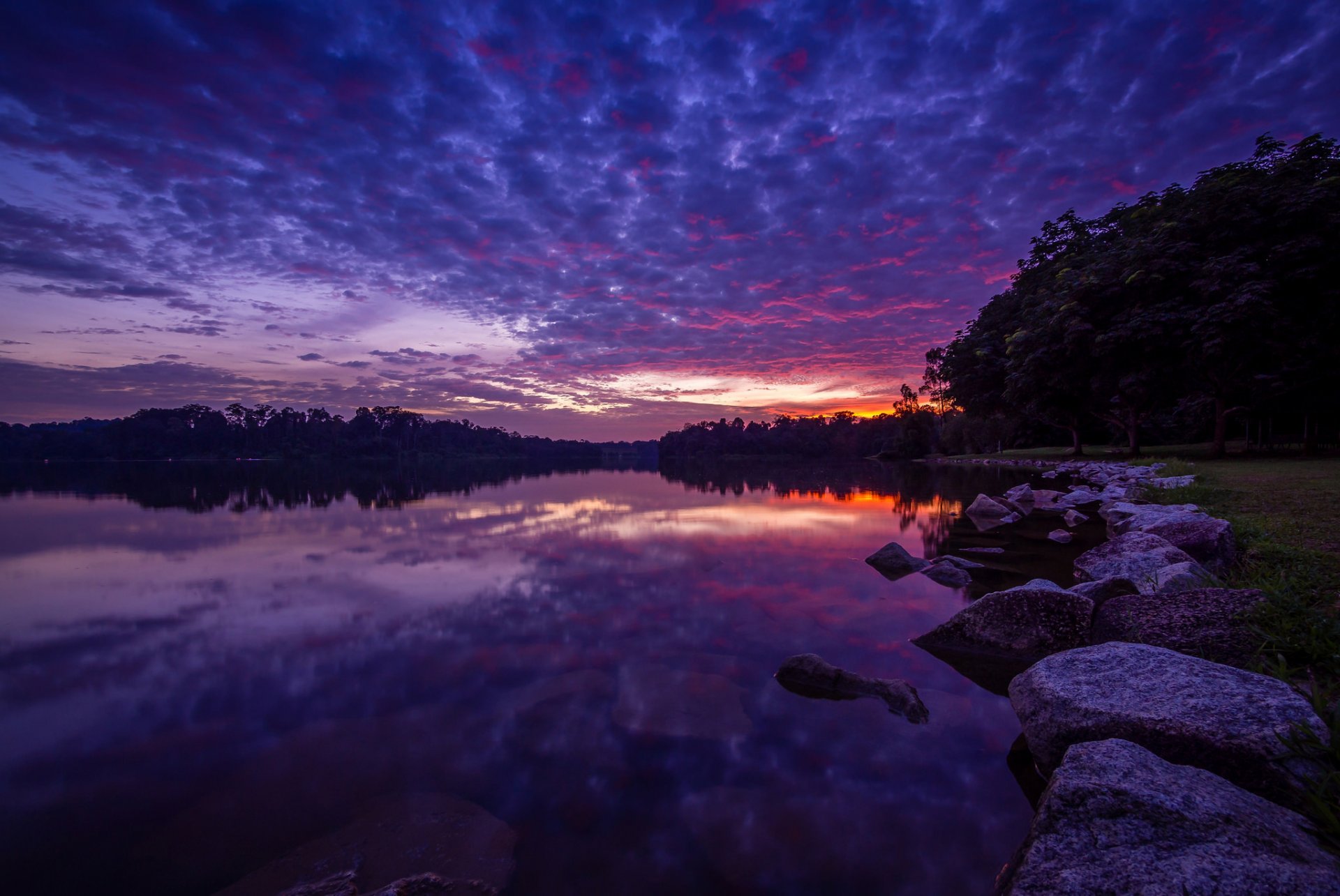 lago agua piedras noche cielo nubes puesta de sol naturaleza