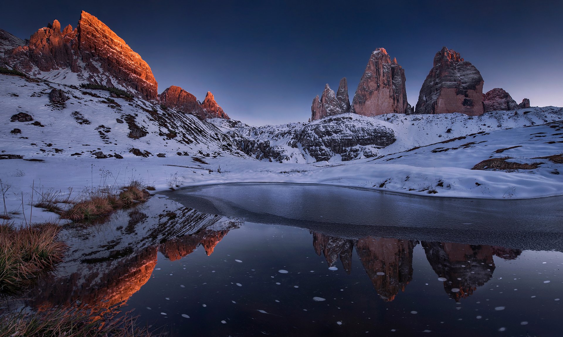 montañas nieve nubes bosque lago reflexión naturaleza