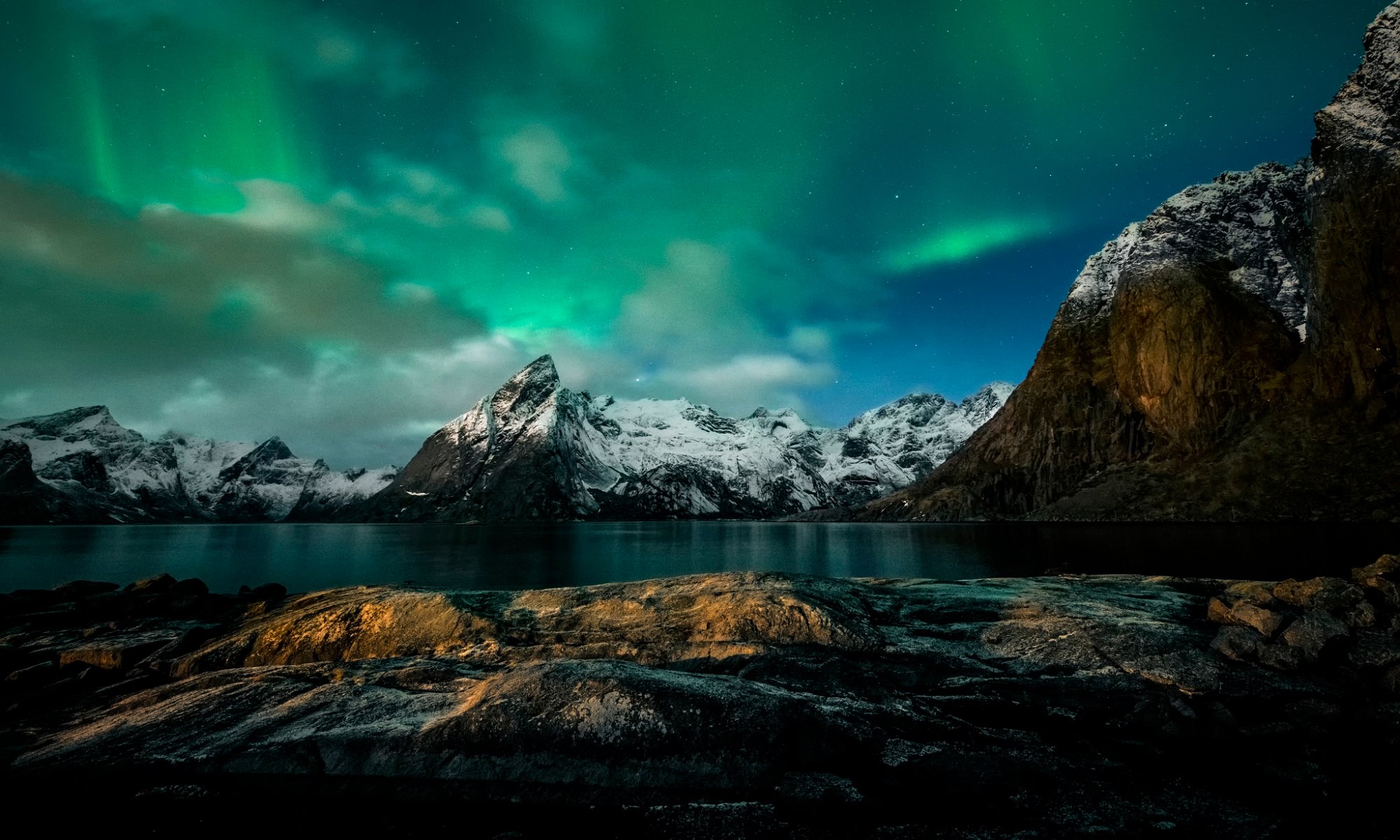 norvège nuit montagnes aurores boréales