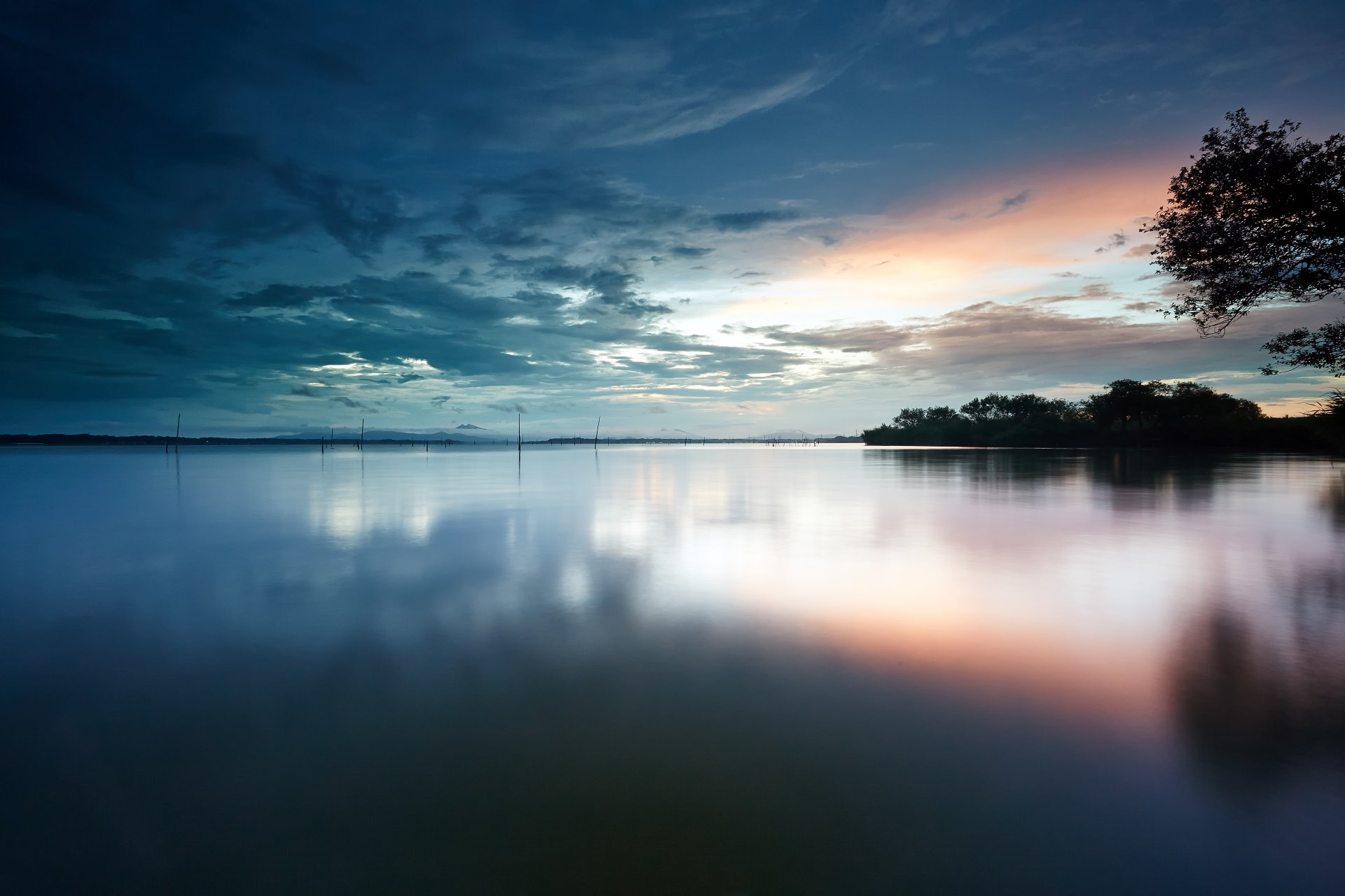 lago acqua superficie liscia riva alberi mattina alba cielo nuvole