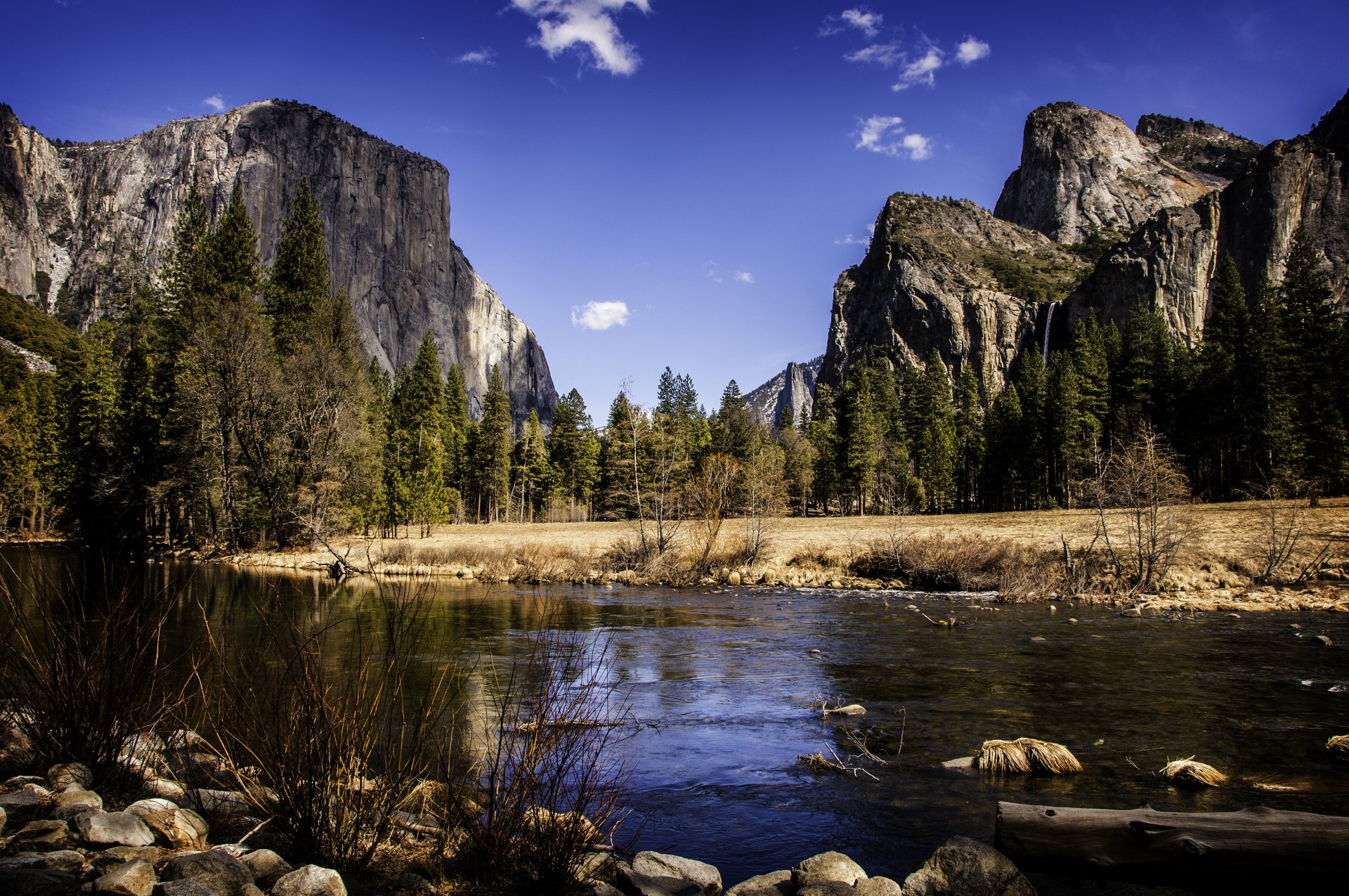 rzeka brzeg skały góry szczyty park narodowy yosemite park narodowy yosemite usa