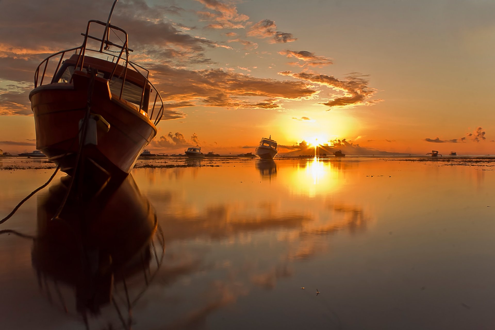 barcos reflexión sol