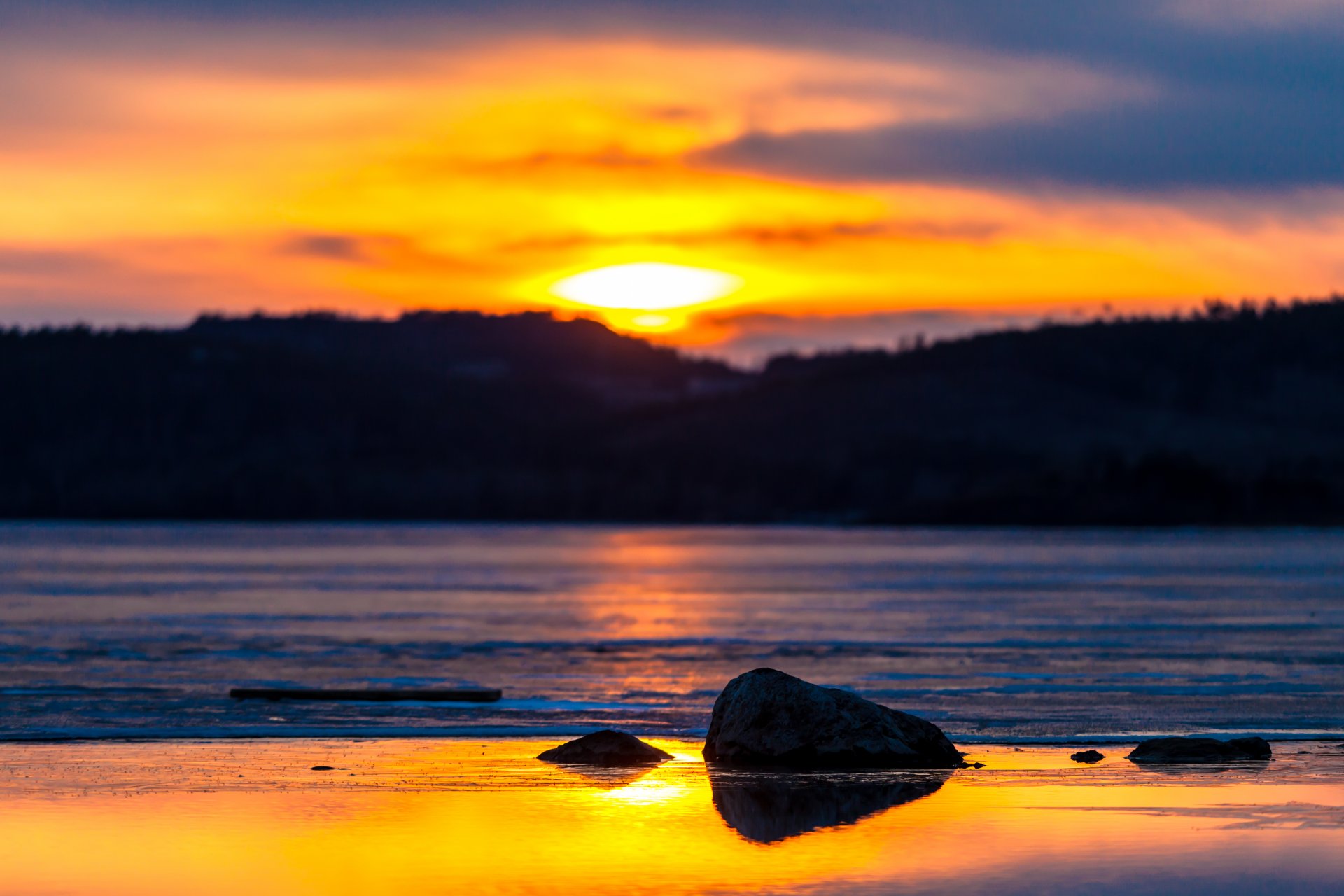 río hangara puesta de sol