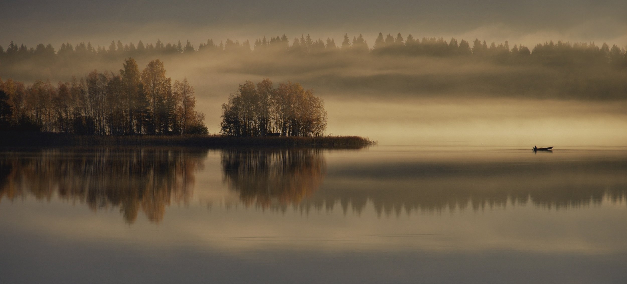 lac automne bateau brouillard