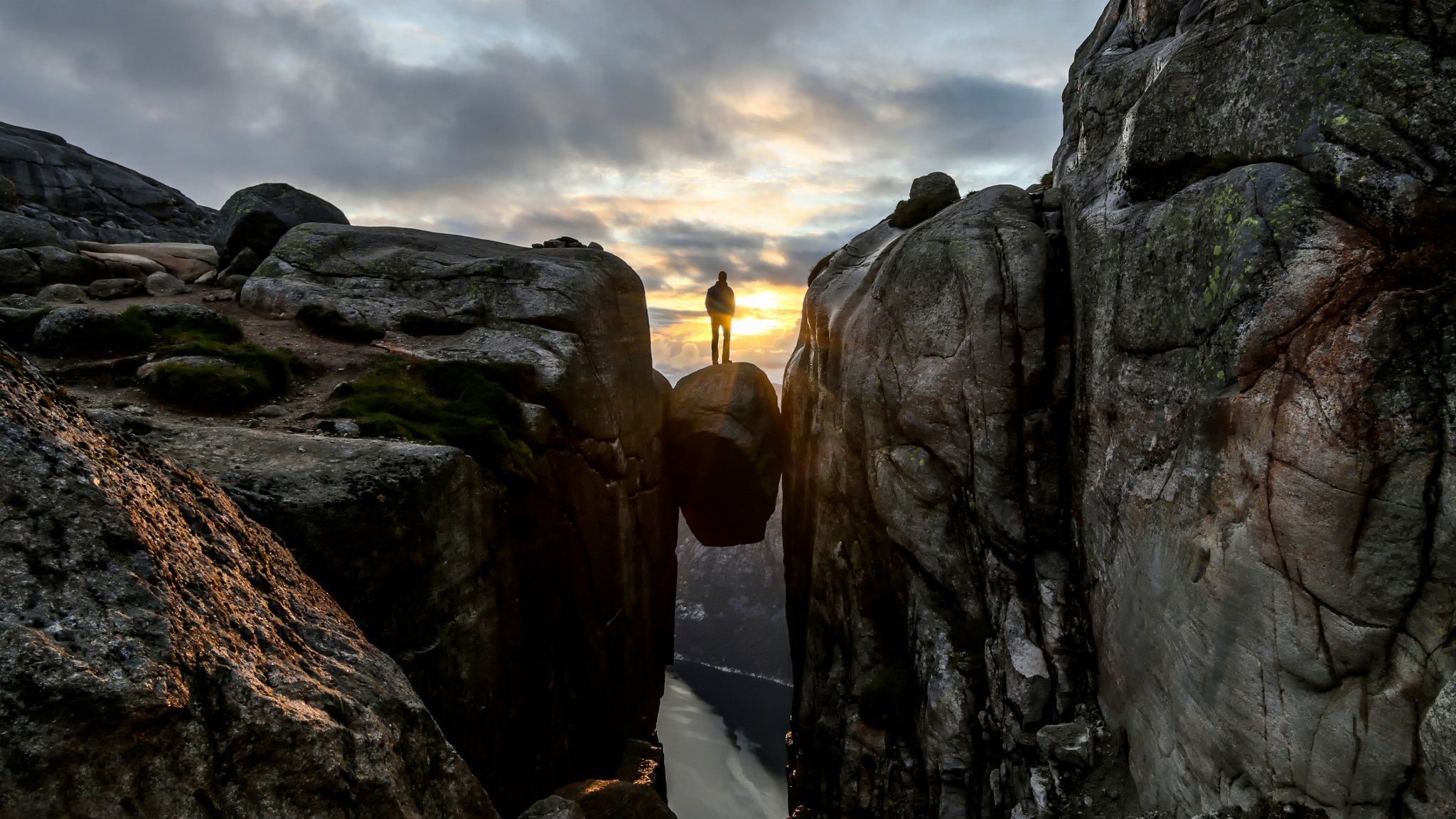 kjeragbolten norwegen sonnenuntergang