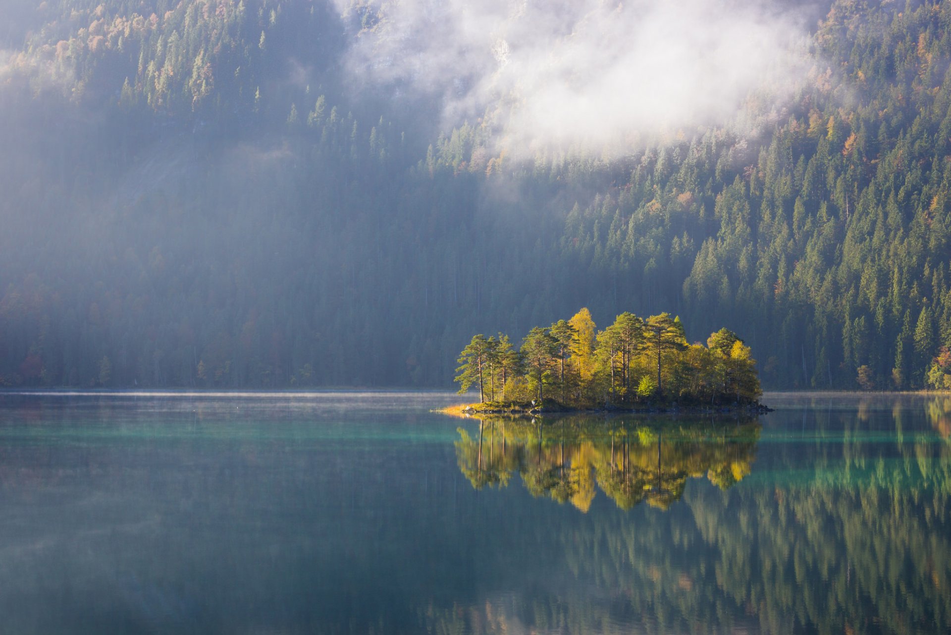 montaña pendiente bosque lago isla reflexión otoño