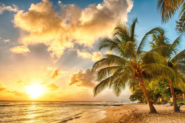 Закат на берегу райского пляжа
