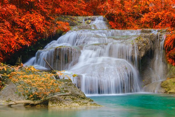 Herbst Wasserfall in den Bergen mit grünem Wasser