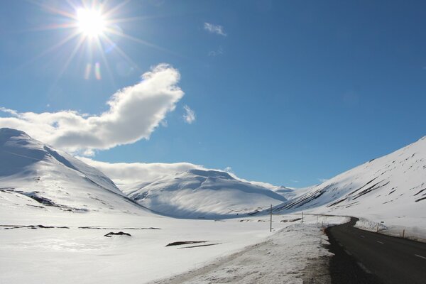 Paisaje de colinas y carreteras en la nieve