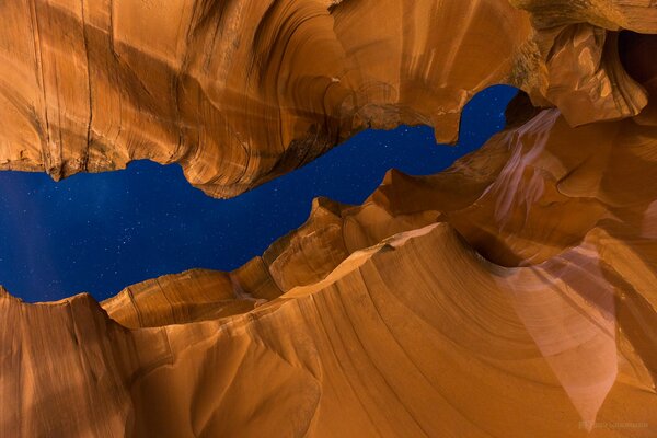 Ein US- Canyon in Arizona , strukturierte Klippen und ein Sternenhimmel