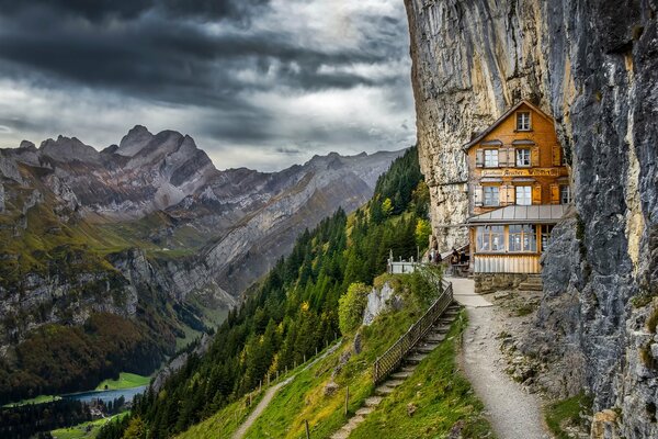 Alpi Svizzere. Foto della pensione in montagna. Bella vista sulle montagne