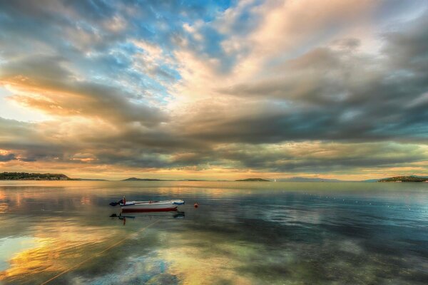 Mer, ciel, lever du soleil et bateau