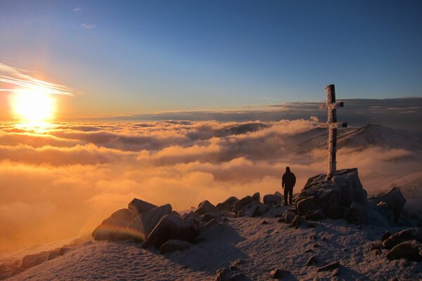 Coucher de soleil dans le brouillard de haute montagne