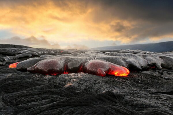 Vulkan spuckt Lava aus und verbreitet Asche