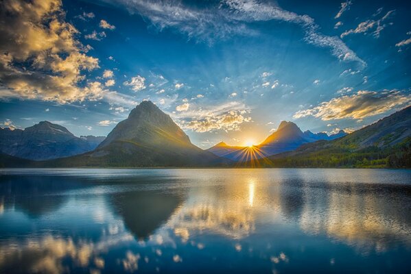 Paysage de lac dans les montagnes du ciel magique