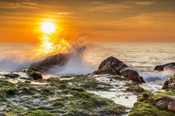 La vague Bat sur les grosses pierres