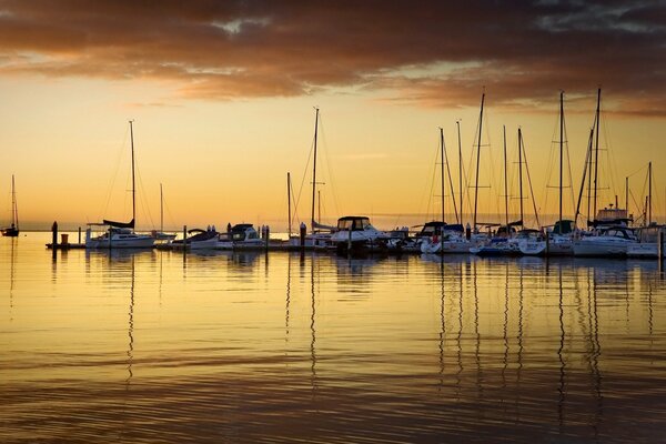 Yacht a vela al tramonto