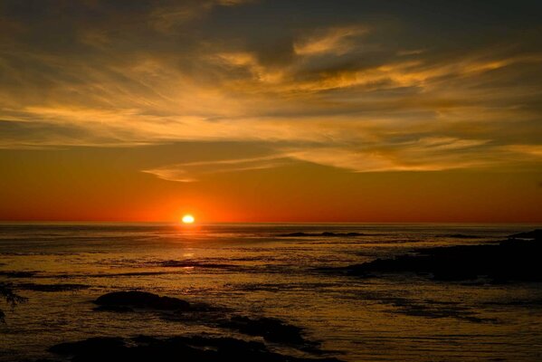 Coucher de soleil ensoleillé sur l horizon de l océan