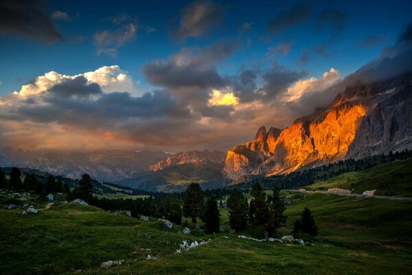 Montagne in una valle boscosa al tramonto