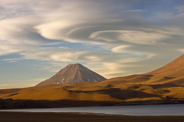 Lago en la naturaleza en el fondo de las montañas