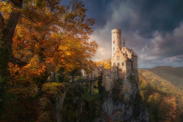 Castello nella natura arancione