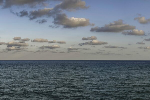 Wolken am Himmel über dem Meer in Spanien