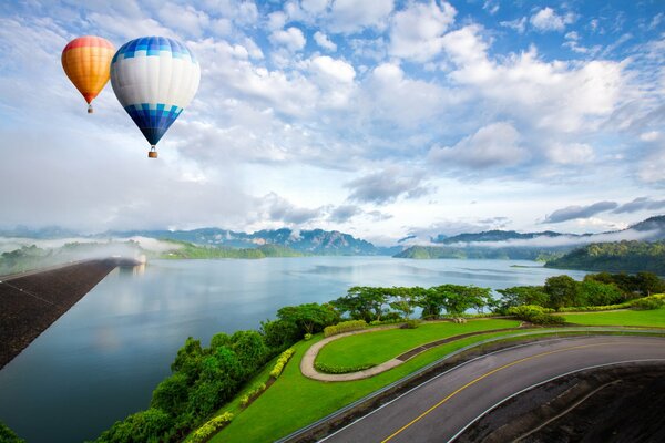 Globos en el cielo con nubes