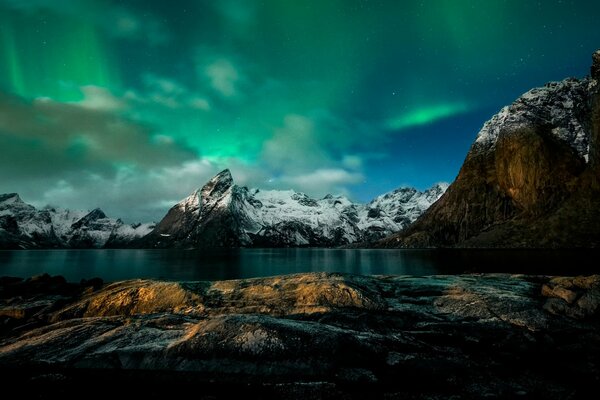 W Norwegii nocą w górach Zorza polarna