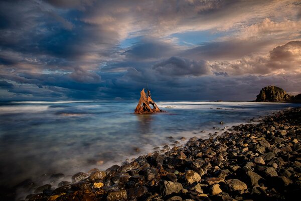 Foto de la costa rocosa contra el cielo