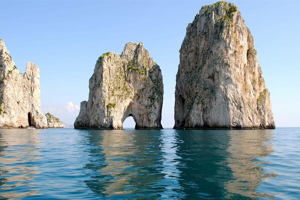 Alte scogliere in piedi nel mare