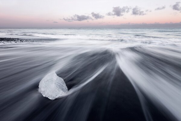 Islandia olas del mar en el horizonte