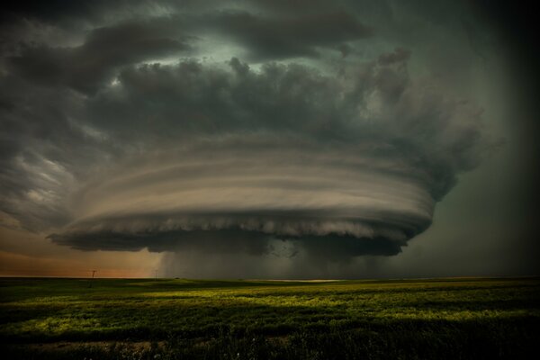 Piękno natury tornado w polu