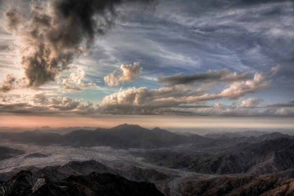 Cielo de acuarela. Nubes sobre las montañas