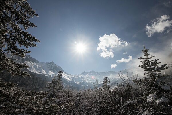 Immagine di una montagna su uno sfondo di neve e nuvole bianche