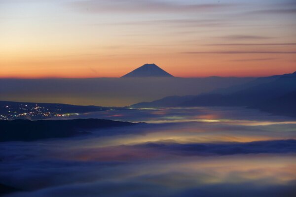 Stadt in Japan auf dem Hintergrund des Mount Fuji