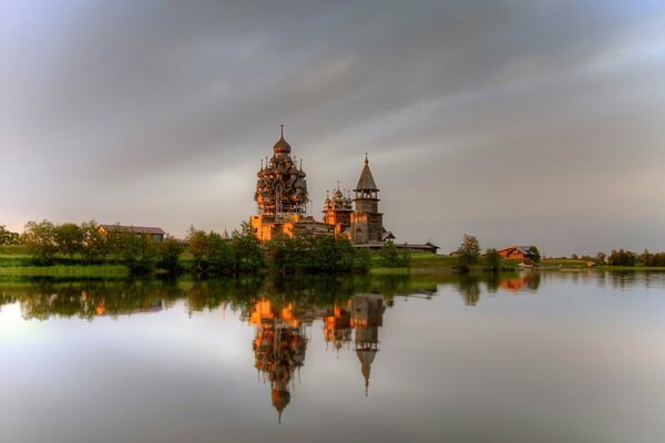 Mañana en Kizhi. Reflejo del templo